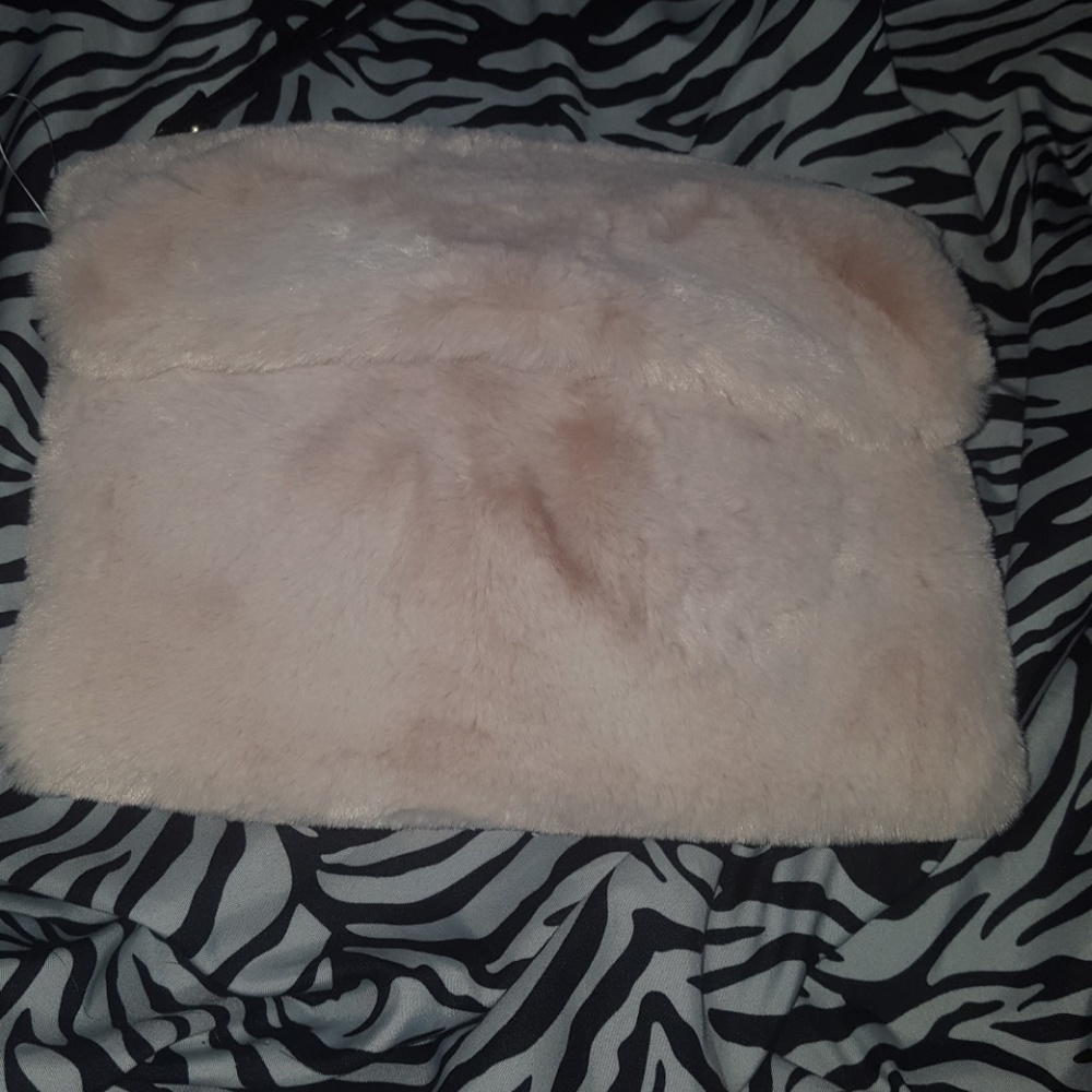 Fur clutch with handle.